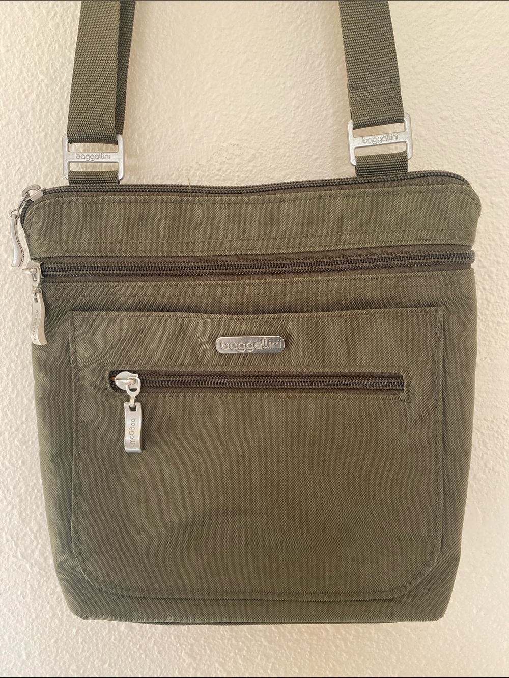 Baggallini Olive Green Lightweight Crossbody Messenger
